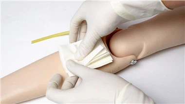 Büyük yaraların, kesiklerin ve yanıkların hızlı durması için kitosan hemostatik gazlı bez giydirme